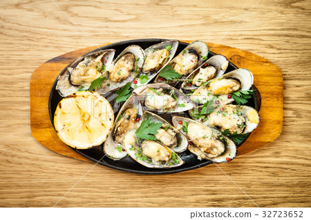 Baked mussels with cheese Baked mussels with cheese 32723652