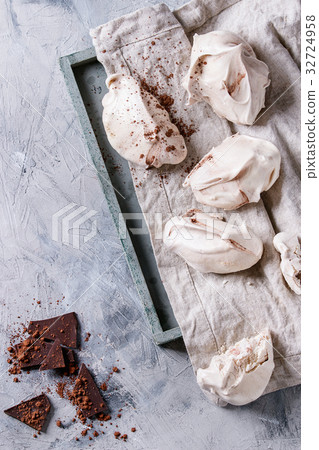 Baking meringue with chocolate 32724958