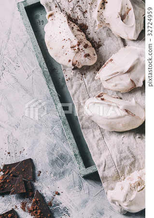 Baking meringue with chocolate 32724959