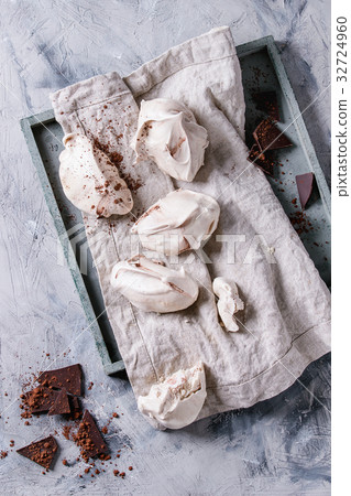 Baking meringue with chocolate 32724960