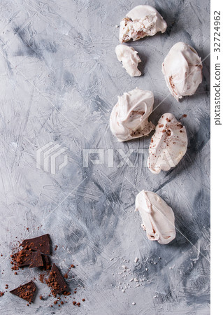 Baking meringue with chocolate 32724962