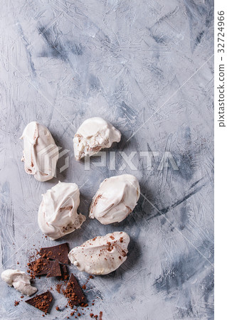 Baking meringue with chocolate 32724966