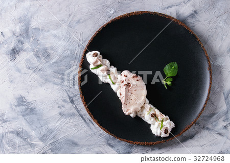 Plating dessert meringue 32724968