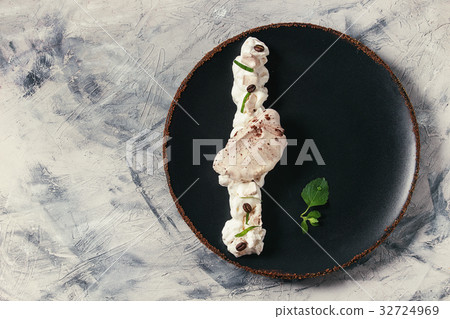 Plating dessert meringue 32724969