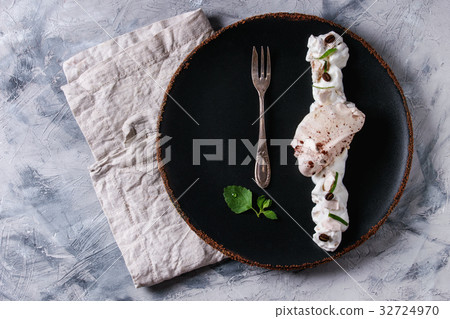 Plating dessert meringue 32724970