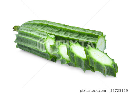 fresh green luffa acutangula with slice isolated  32725129
