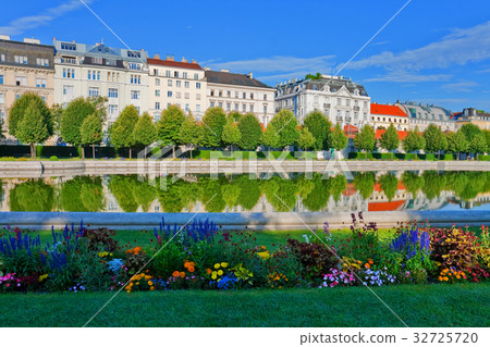 Belvedere garden in Vienna, Austria 32725720