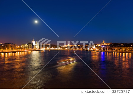 Night Budapest panorama 32725727
