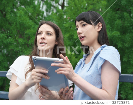 Women watching tablet PC (Westerners and Japanese) Women watching tablet PC (Westerners and Japanese) 32725871