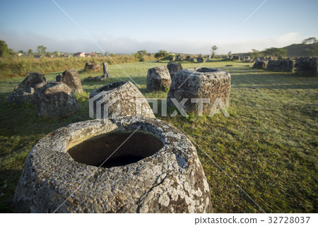 LAO PHONSAVAN PLAIN OF JARS 32728037