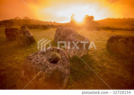 LAO PHONSAVAN PLAIN OF JARS 32728154