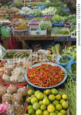 LAO PHONSAVAN TOWN MARKET FEGETABLE 32728254