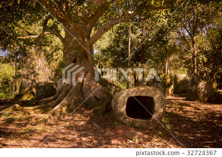 LAO PHONSAVAN PLAIN OF JARS 32728367