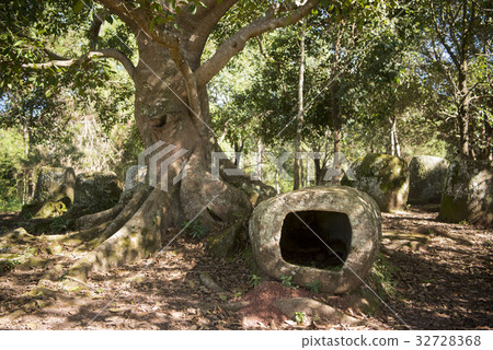LAO PHONSAVAN PLAIN OF JARS 32728368
