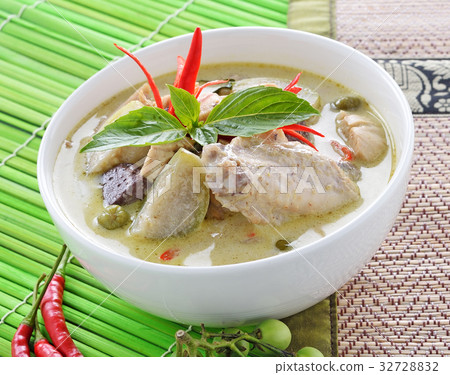 Green curry chicken , Thai cuisine Green curry chicken , Thai cuisine 32728832