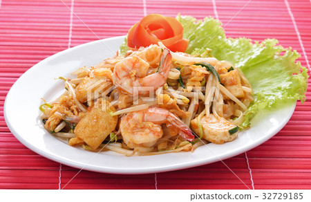 Pad thai shrimp is noodle food Thai Style. Pad thai shrimp is noodle food Thai Style. 32729185