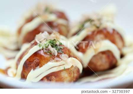 Takoyaki (food mayonnaise bonito sauce blue cherries Japanese homemade homemade) 32730397