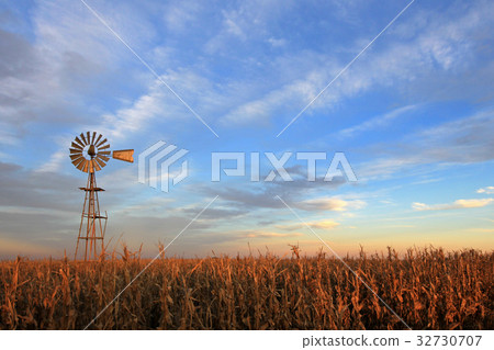 Texas style westernmill windmill at sunset Texas style westernmill windmill at sunset 32730707