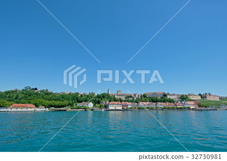 View of lakeside promenade, old german city 32730981