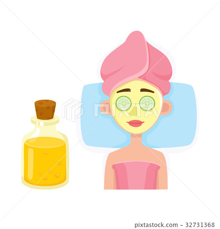 Young woman getting cosmetic facial mask in spa 32731368