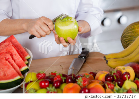 Chef with fruits Chef with fruits 32732717