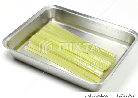 Prepared butterbur and boiled butterbur Prepared butterbur and boiled butterbur 32733362