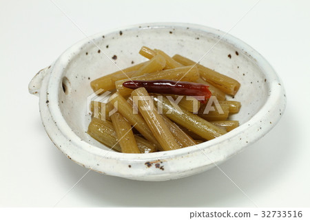 煮熟的牡蠣和蔬菜在碗裡煮熟 32733516