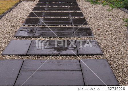 Cobbled with rain 32736028