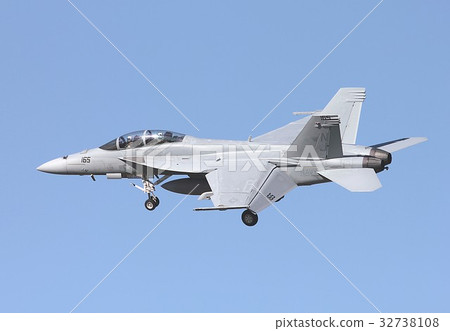 美國海軍航空母艦在加利福尼亞足球-18 F超級大黃蜂戰鬥攻擊機器的藍天飛行 美國海軍航空母艦在加利福尼亞足球-18 F超級大黃蜂戰鬥攻擊機器的藍天飛行 32738108