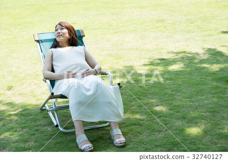 Lady in late pregnancy 32740127