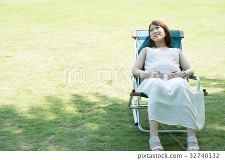 Lady in late pregnancy Lady in late pregnancy 32740132