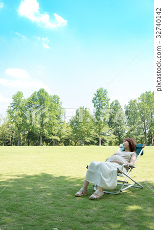 Lady in late pregnancy Lady in late pregnancy 32740142