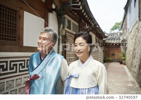 Elderly couple, family, Chuseok Elderly couple, family, Chuseok 32740597