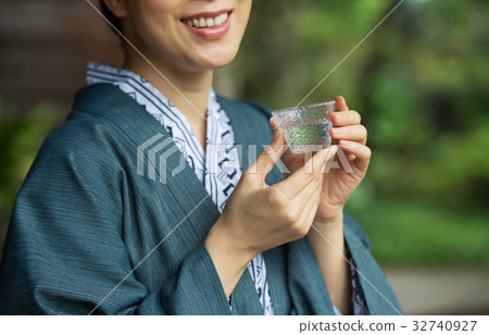 浴衣日本酒脊側中間女性形象 32740927