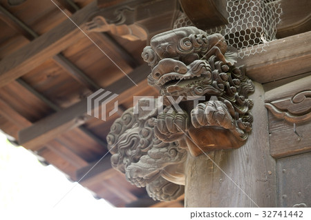 Lion's sculpture 32741442