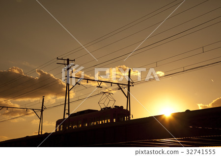 電車軌道穿過鐵橋 32741555