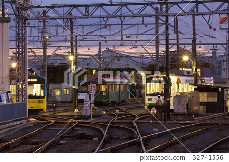 漢坎火車車庫在晚上 32741556