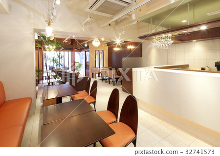 在更新的餐廳內 32741573