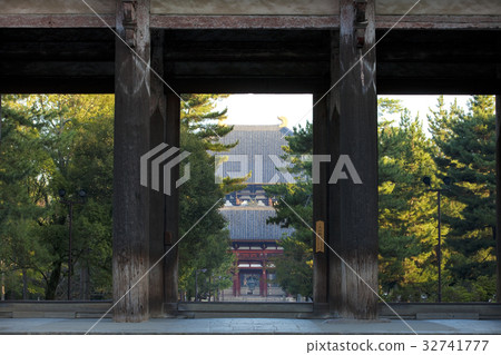 Todaiji南大門和大佛 32741777