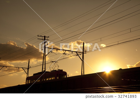 電車軌道穿過鐵橋 電車軌道穿過鐵橋 32741893