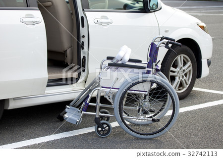汽車和輪椅 32742113