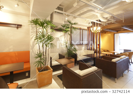 在更新的餐廳內 32742114