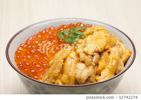 有三文魚獐鹿和海膽的海鮮碗 32742274