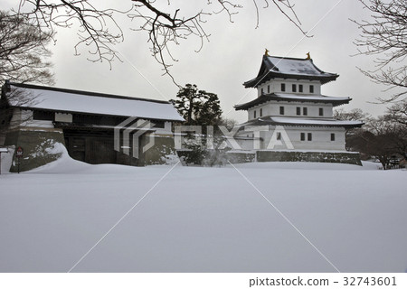 The very winter of Matsumae and Matsumae Castle Tenshukaku and Honmaru Onmon 32743601