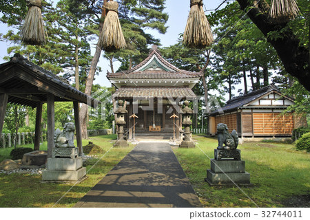 Tsuruoka Gokoku Shrine 32744011