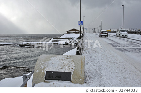 National Route No. 228 and Matsushiro Bridge run along the hard winter Matsumae-Tsugaru Strait 32744038