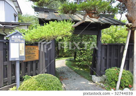 Zen House Garden 32744039