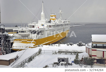 Walking Aomori · Aomori pier's Aomori contact ship Hakkoda Maru 32744264
