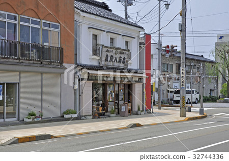 Long-established storehouse Long-established storehouse 32744336