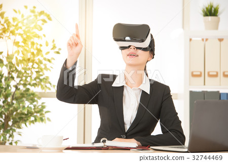 asian businesswoman pointing air screen with VR asian businesswoman pointing air screen with VR 32744469